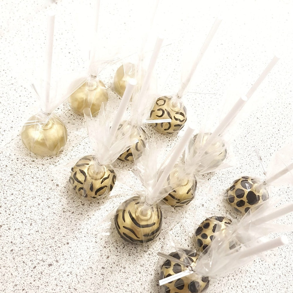 cake pops by It's Mine Cakes